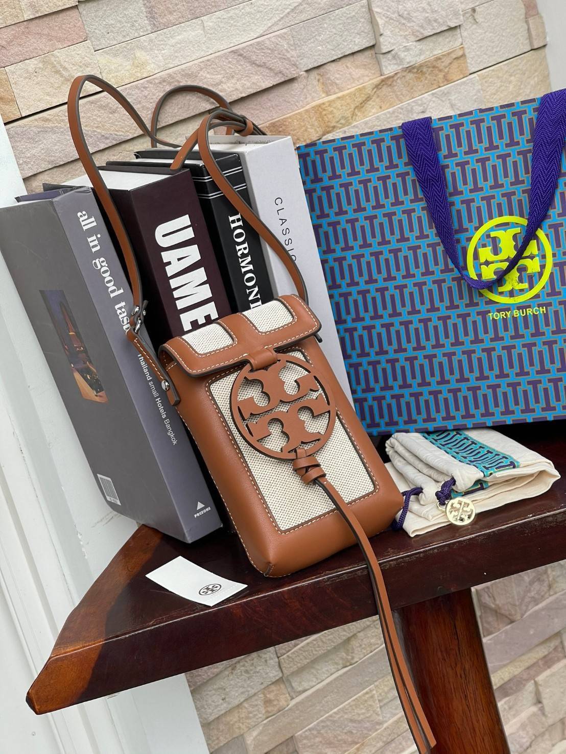 ของแท้ 💯% Tory Burch Miller Leather & Canvas Crossbody Phone Case ขึ้นชื่อว่ากระเป๋าสำหรับใส่มือถือหรือของจุกจิกต่างๆ โดยให้เหมาะกับการใช้งานนั้นมีไม่มาก คอลเลคชั่นนี้ออกมาเพื่อเอาใจสาวๆโดยเฉพาะ สีสันสุภาพ