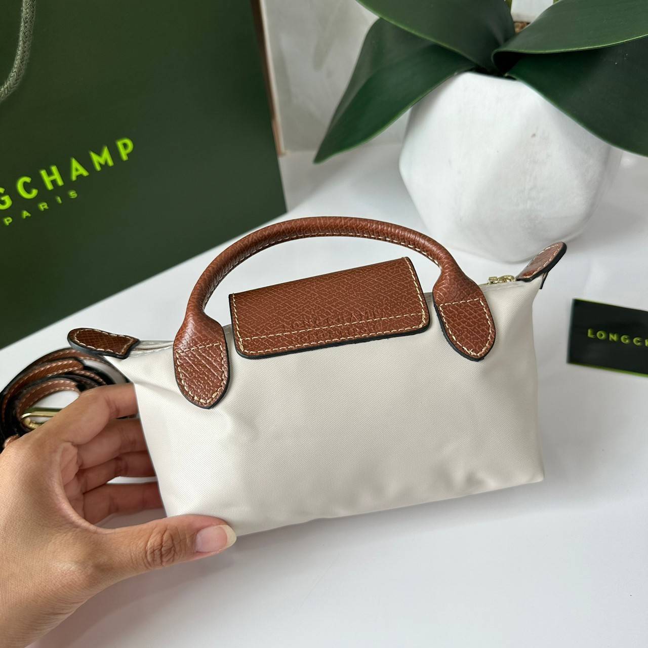 LONGCHAMP LE PLIAGE ORIGINAL Pouch with handle กระเป๋าใบเล็กขนาดกระทัดเหมาะกับใส่ของจำเป็นจุกจิก กันน้ำได้ พร้อมส่ง
