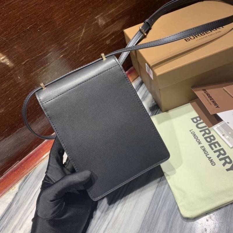 BURBERRY FRAGRANCES CROSSBODY BAG VIP GIFT WITH PURCHASE (GWP) กระเป๋าสะพายพรีเมี่ยมกิ๊ฟ Limited Edition จากน้ำหอม BURBERRY DUTY FREE วัสดุหนังแท้ ทรงเหลี่ยมแนวตั้งดีไซน์สวยหรูอยู่ทรงมีโลโก้แบรนด์ด้านหน้า