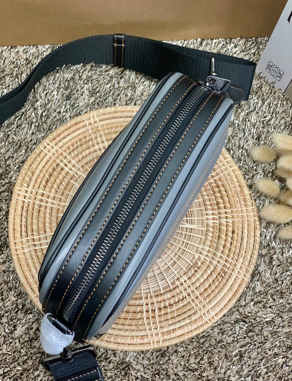 3สีเข้าใหม่งานคุณภาพอีกแล้วคับท่านน ทั้งสี ทั้งหนังสวยมากๆค่าา!! COACH GRAHAM CROSSBODY BAG ((39946)) พร้อมส่ง! กระเป๋าสะพายแบบครอสบอดี้ร์ ใช้ได้ทั้งชาย//หญิง หนังแท้อย่างดี เรียบหรูค่ะ ด้านหน้ามีช่องซิปซ่อนให้หนึ่งช่อง ช่องซิปหลักกว้าง ใส่ของจำเป็นได้ครบ