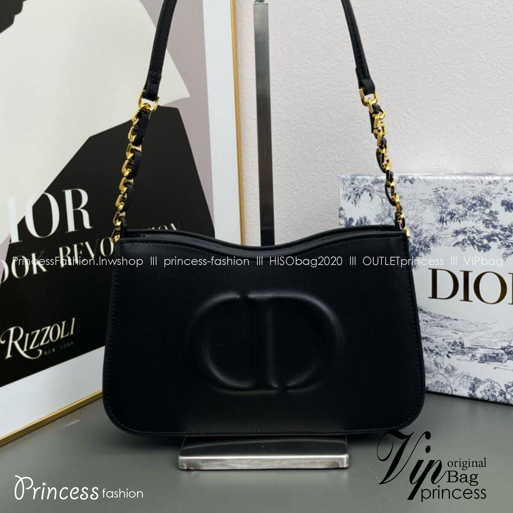 CD SIGNATURE HOBO MINI BAG leather Black / Dior Bag พร้อมส่ง กระเป๋าสะพายทรงโฮโบ รุ่นใหม่ล่าสุด Winter 2023 สวยหรูหราเป็นเอกลักษณ์แบรนด์ **สินค้าเกรดออริจินอล 1:1 สลับแท้