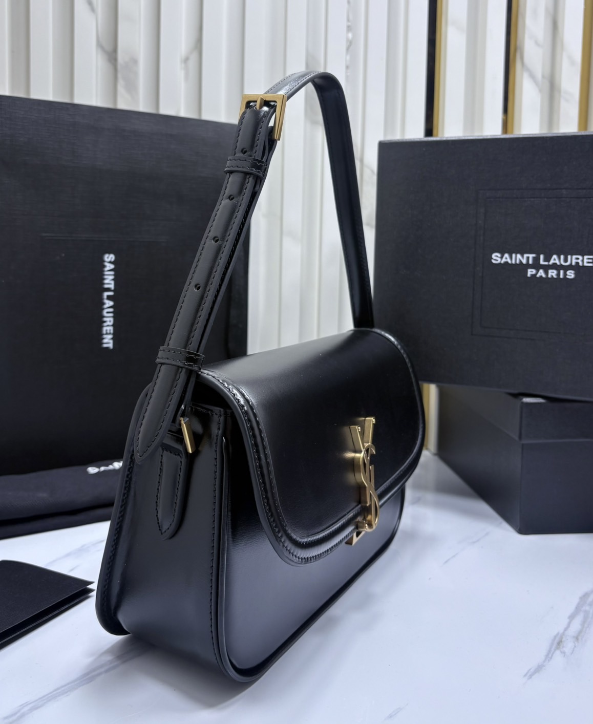 ORI หนังแท้ | YSL Solferino Large Bag / YSL Hobo Bag กระเป๋าสะพายไหล่ทรงกล่องเรียบหรูดูแพง โดดเด่นด้วยตัวปิดโลโก้ YSL ดีไซน์โค้งมนแตกต่างจากรุ่นดั้งเดิมดูหราหรามากขึ้น สายสะพายปรับได้ ช่วยให้จัดแต่งทรงได้ตามใจชอบ