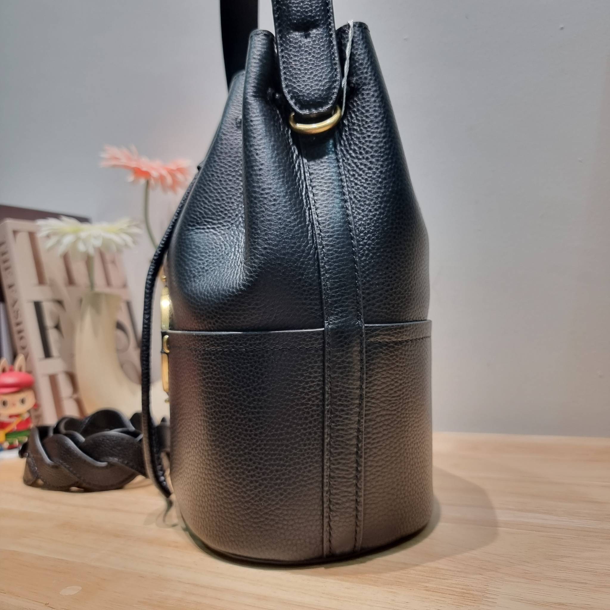 TORY BURCH MILLER BUCKET BAG / Tory Burch Bag รุ่นยอดนิยม สวยหรู ดูผู้ดี กับกระเป๋าสะพายบัคเก็ตใบใหญ่ โดดเด่นด้วยโลโก้สีทอง รูปทรงคลาสสิค ใช้งานง่ายด้วยหนังรูด