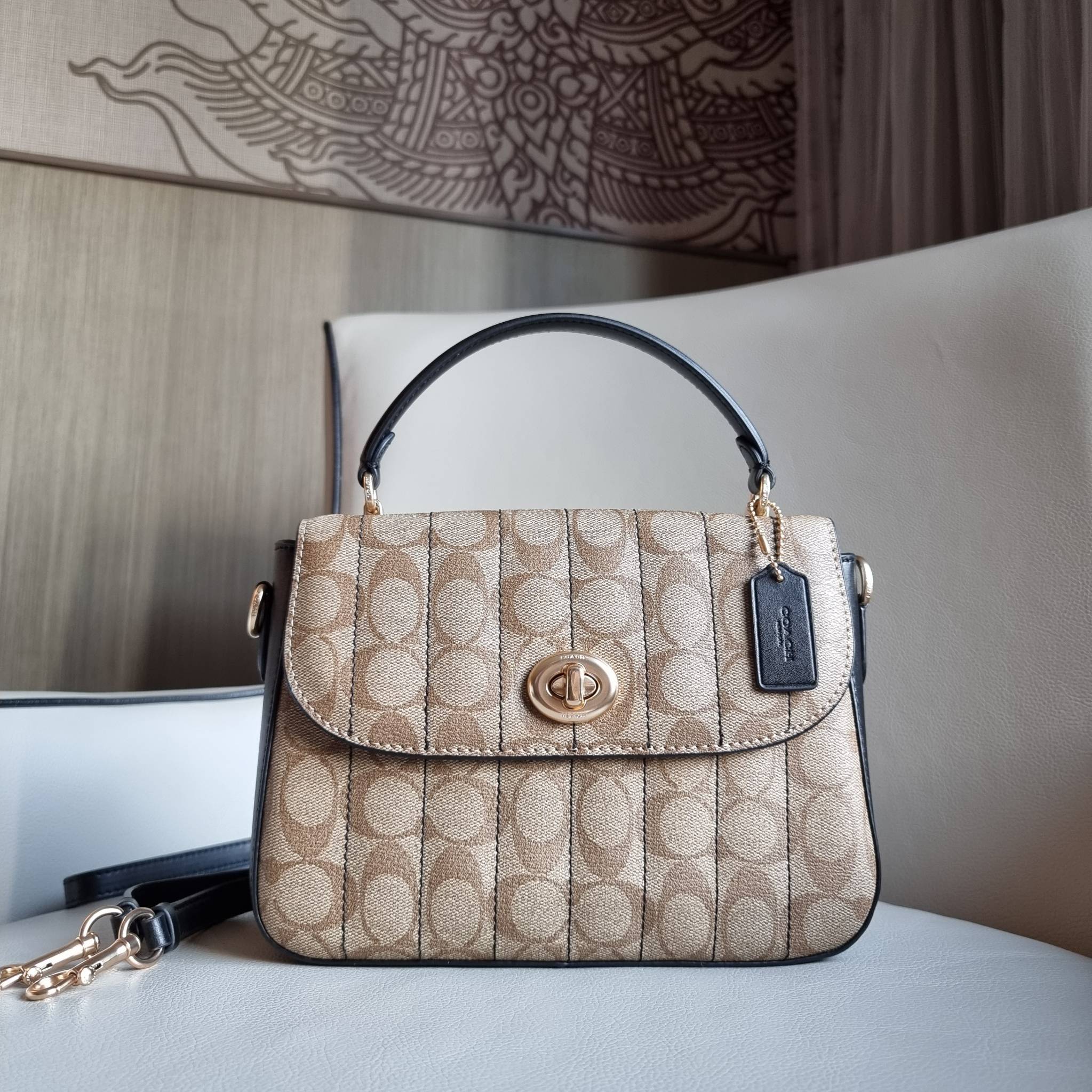 OUTLET 】COACH C5645 MARLIE TOP HANDLE SATCHEL IN SIGNATURE CANVAS WITH QUILTING ดีไซน์ใหม่ กระเป๋าถือ/สะพายข้าง ออกแบบมาไม่เหมือนใคร โดดเด่นด้วยการเย็บบุหนัง โชว์ดีเทลลายเส้น ตกแต่งโลโก้ด้านข้างอะไหล่ทอง วัสดุหนังแคนวาสสลับหนังแท้ เปิด-ปิดด้วยตัวล็อคแน่นห