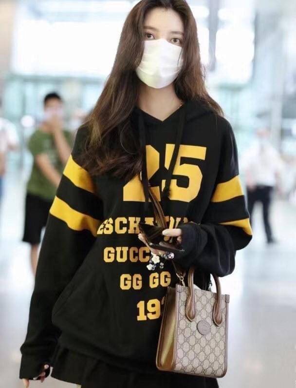 Gucci mini Tote กระเป๋าสะพายข้าง Premiumgift วัสดุหนังแท้ ด้านในโล่ง ใส่กระเป๋าตังค์ ใส่โทรศัพท์ Iphone+ ได้ สายยาวปรับระดับได้ Crossbody ได้ น้ำหนักเบา มาพร้อมกล่องและลิปบิ้นแบรนด์ สวยหรูดูแพง จะซื้อใช้เองหรือเป็นของขวัญก็เหมาะ ได้ไปไม่ผิดหวังค่ะ ไอเท็มน