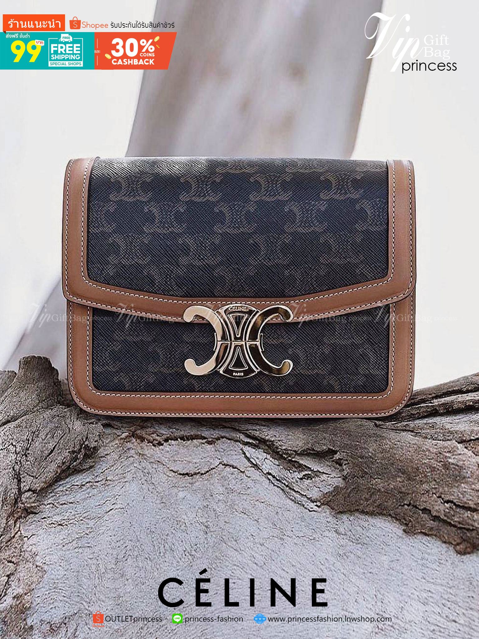 พรีเมี่ยมกิ๊ฟแท้ 100% 】CELINE TRIOMPHE CROSSBODY BAG VIP GIFT WITH PURCHASE-GWP พรีเมี่ยมกิ๊ฟ Limited จาก CELINE PERFUME DUTY FREE COUNTER วัสดุ TRIOMPHE CANVAS & LEATHER ทรงเหลี่ยมหนังสวยหรูอยู่ทรงเปิดปิดด้วยฝาปิดโลโก้แบรนด์อะไหล่ทอง ภายในมีช่องหลักและช่