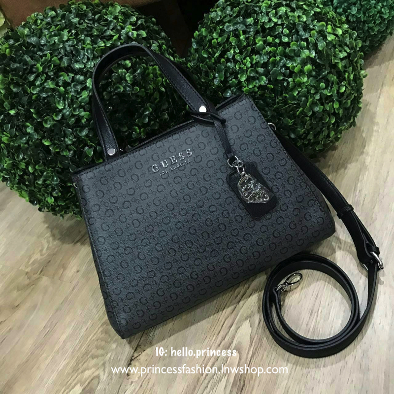 GUESS FACTORY SHOULDER BAG กระเป๋าถือหรือสะพายรุ่นใหม่ล่าสุดจาก GUESS FACTORY มาในทรงAสุดคลาสสิคขนาดกำลังดีน้ำหนักเบาหนังSaffiano สวยอยู่ทรง ด้านหน้าประดับโลโก้แบรนด์โดดเด่น มีช่องแบ่ง2ช่องสะดวกใช้ เปิดปิดด้วยเเถบคาดกระดุมแม่เหล็กมีช่องซิปกลางเเยกเป็นสัดส