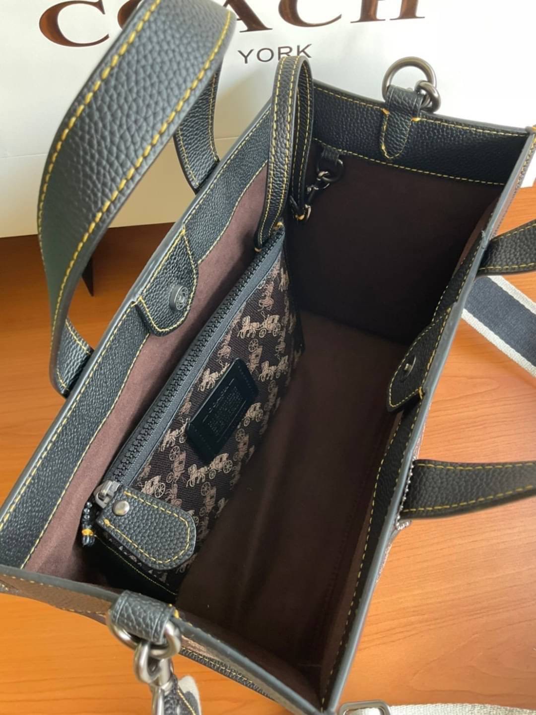 ของแท้ 💯% Coach Womens Field Tote 30 With Horse And Carriage Print V5/Brown Black กระเป๋าทรง Tote Print ลายโลโก้แบรนด์รถม้า สวยหรูดูคลาสสิก