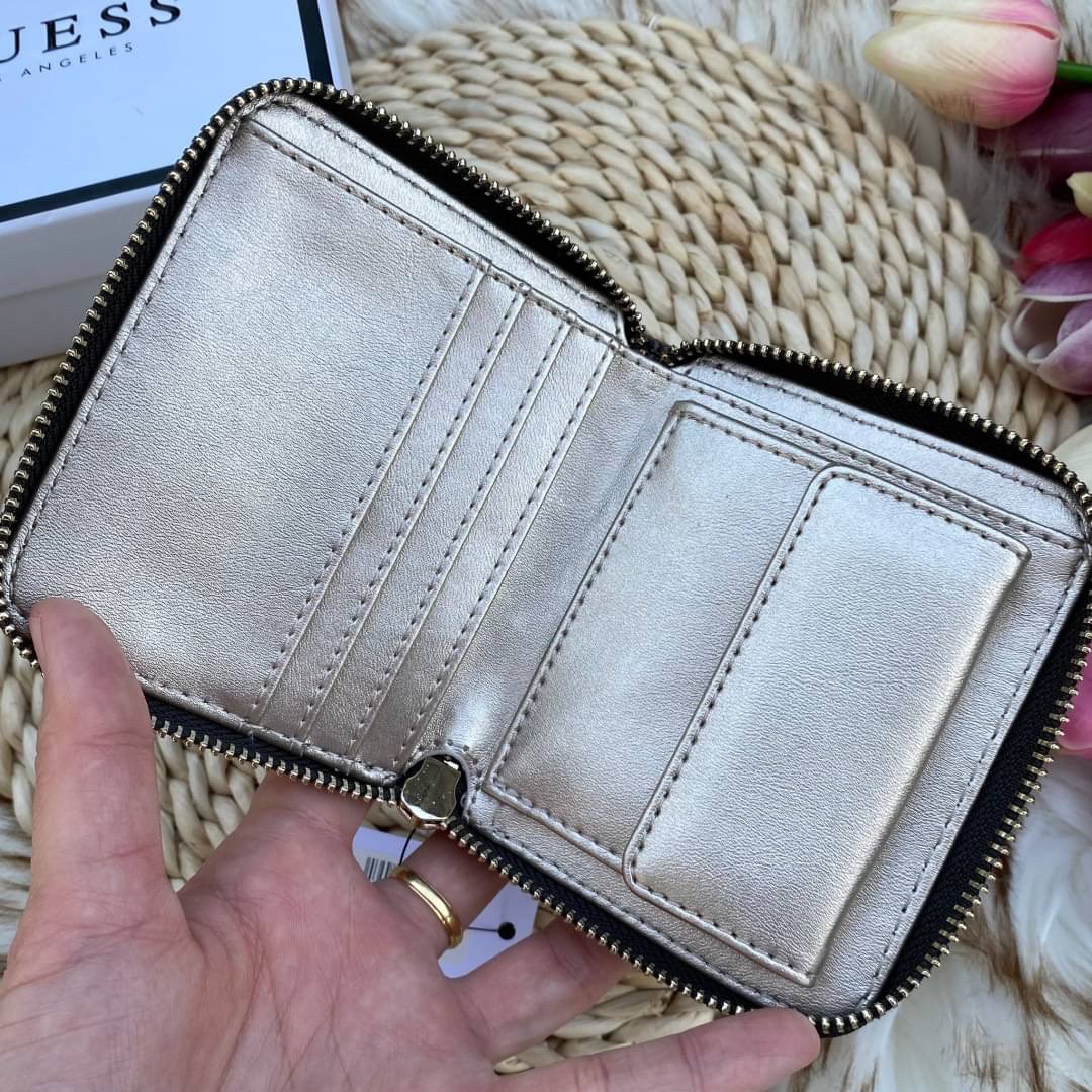 Guess wallet กระเป๋าสตางค์ใบสั้นซิปรอบทั้งใบ หนังลายแบรนด์ทั้งใบด้านหน้าติดโลหะโลโก้แบรนด์ หนังดีงามมาก
