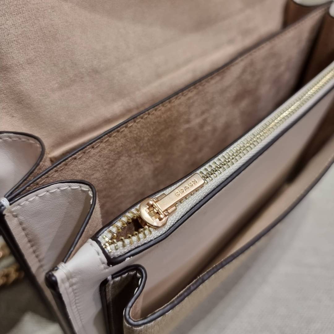 COACH C9230 KLARE CROSSBODY IN SIGNATURE CANVAS WITH FLORAL EMBROIDERY น้องใหม่คอลล่าสุด กับกระเป๋าสะพายข้าง โทนสีละมุนลูกคุณหนู ดีไซน์ปักดอกไม้เพิ่มลูกเล่น ให้ดูแพง วัสดุผนังแคนวาสสลับหนังแท้ สายสะพายโซ่สลับหนัง สะพายยังไงก็ขับผิว เปิด-ปิดด้วยกระดุมแม่เห