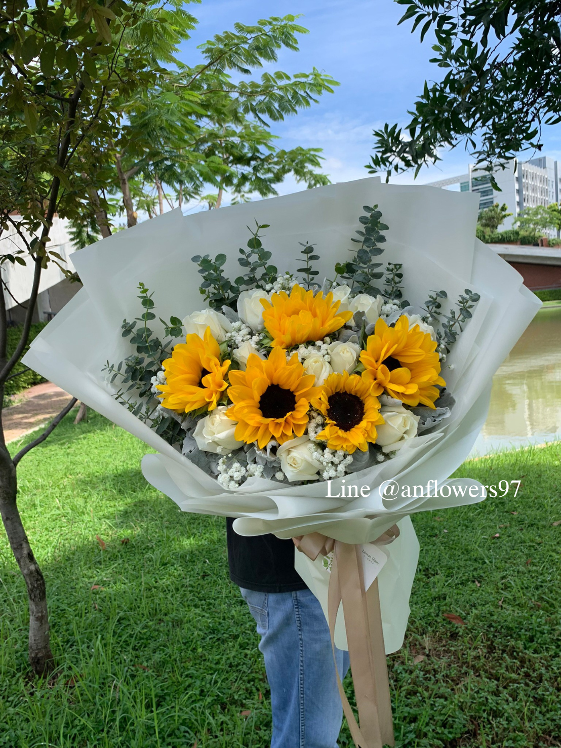ช่อทานตะวันกับกุหลาบ