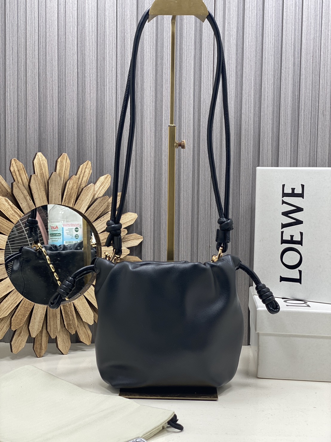 ORI หนังแท้ | LOEWE Mini Flamenco purse in mellow nappa leather / Loewe Bucket Bag กระเป๋าสะพายทรงบัคเก็ตไซส์มินิ หนังเรียบสวยหรู เรียบง่าย หนังแท้ผิวสัมผัสนุ่มมือ น้ำหนักเบาและนุ่มสบาย ดีไซน์จับจีบ เชือกผูกแบบปมโบราณ และสายโซ่รูปโดนัท