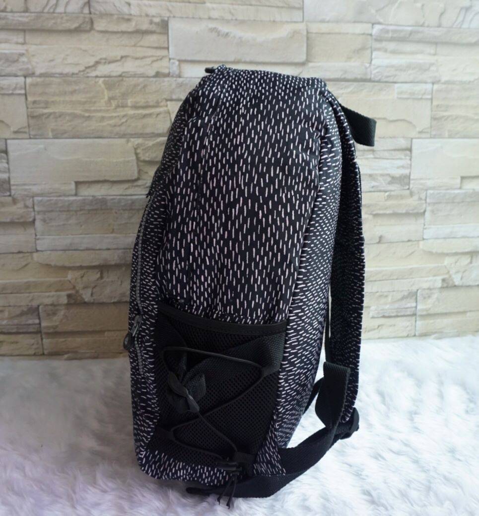 KIPLING BACKPACK K502 กระเป๋าเป้สะพายใบใหญ่ จุของได้เยอะมากๆ วัสดุ nylon + polyestor% กันน้ำ ด้านหน้ามี ช่องใส่ของจุกจิก ช่องซ้ายขวา ช่องหลักเปิดปิดด้วยซิป ภายในแบ่งเป็นสัดส่วย มีช่องแยกใส่ Laptop ใบขี้ขะได้เยอะ จะใช้ไปเรียน ไปนิมหรือท่องเที่ยวก็ตอยโจทย์ค