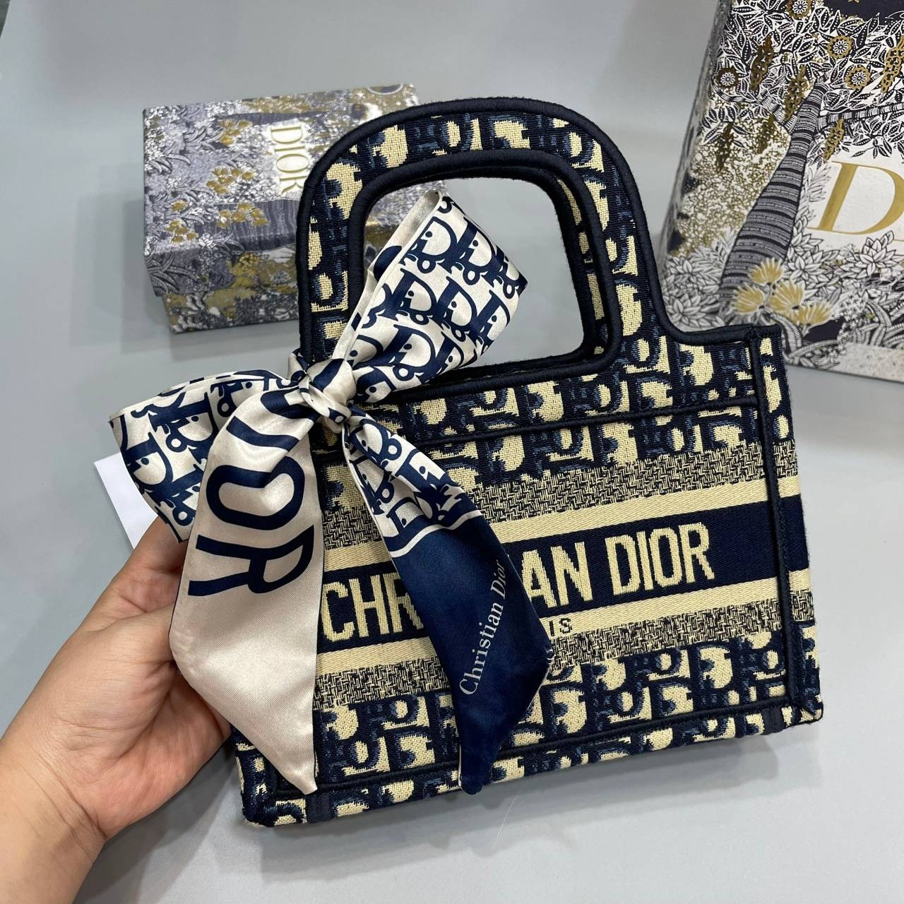 MINI DIOR BOOK TOTE 22cm Blue / Gray Dior Oblique Embroidery กระเป๋าถือทรง Shopping ขนาดมินิน่ารัก สวยคลาสสิค พกพาสะดวก ใช้งานง่ายสุดๆ วัสดุงานทอละเอียด ภายในโล่งกว้าง ภาพสินค้าถ่ายจากงานขายจริง ใช้งานต่างประเทศได้