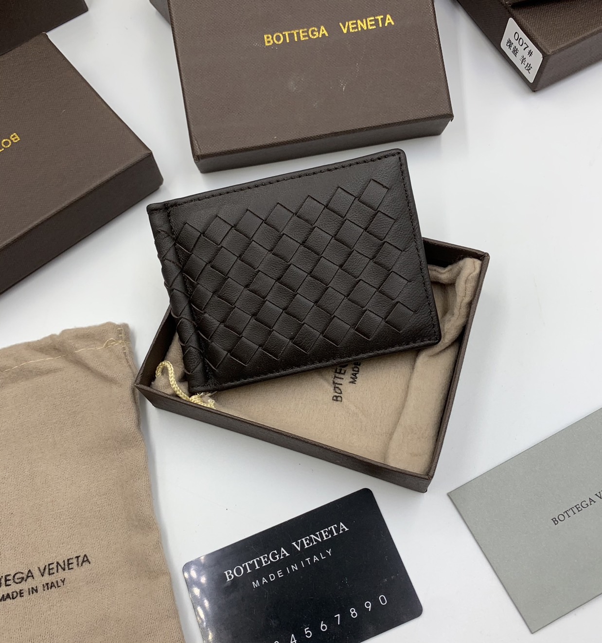 หนังแท้ BOTTEGA VENETA MONEY CLIP WALLET / BV Wallet / BV Men's Wallet พร้อมส่งที่ไทย กระเป๋าสตางค์ใบสั้น รุ่นคลาสสิกพร้อมคลิบโลหะ ที่หยิบมาใช้งานได้บ่อยที่สุด งานหนังลูกวัวแท้ทั้งใบ ใช้ทนทานได้นาน ใช้ทนทา