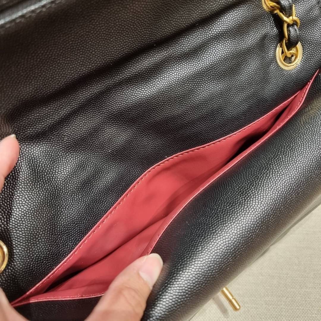 VIP 🥂 CHANEL LARGE CLASSIC JUMBO HANDBAG RARE ITEM!! CHANEL GIFT BOX SET สุดหรูชวนให้สะสมกันอีกแล้วหนึ่ง สุดยอดเดอะเบสท์ไอเท็ม พร้อมเสิร์ฟครบชุด สุดคุ้ม จัดให้กับกระเป๋ารุ่นคลาสสิคฮิตตลอดกาล ใบใหญ่จุแบบสุดๆ พร้อมกับผ้าคลุมไหล่ผืนใหญ่ ผ้าวูลนุ่มสุด