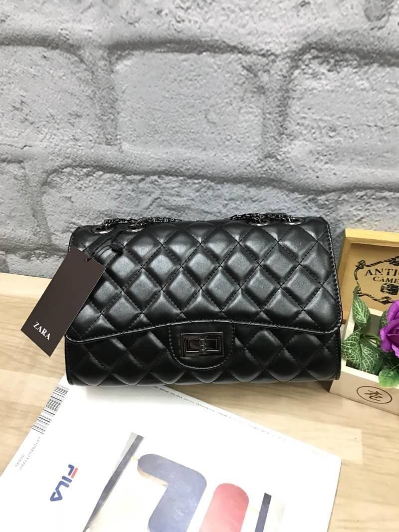 ZARA chain shoulder bag กระเป๋าถือหรือสะพาย look like chanel ดีไซน์สวยหรูแบบตารางทั้งใบ หนังนิ่ม เปิดปิดด้วยตัวล้อคทันสมัย ภายในมีหลายช่องเป็นสัดส่วนสะดวกใช้ มีช่องซิปคั่นกลาง จุของได้เยอะใส่กระเป๋าสตางค์ใบยาวได้ ด้านหลังมีช่องใส่ของได้อีก1ช่อง น้ำหนักเบา