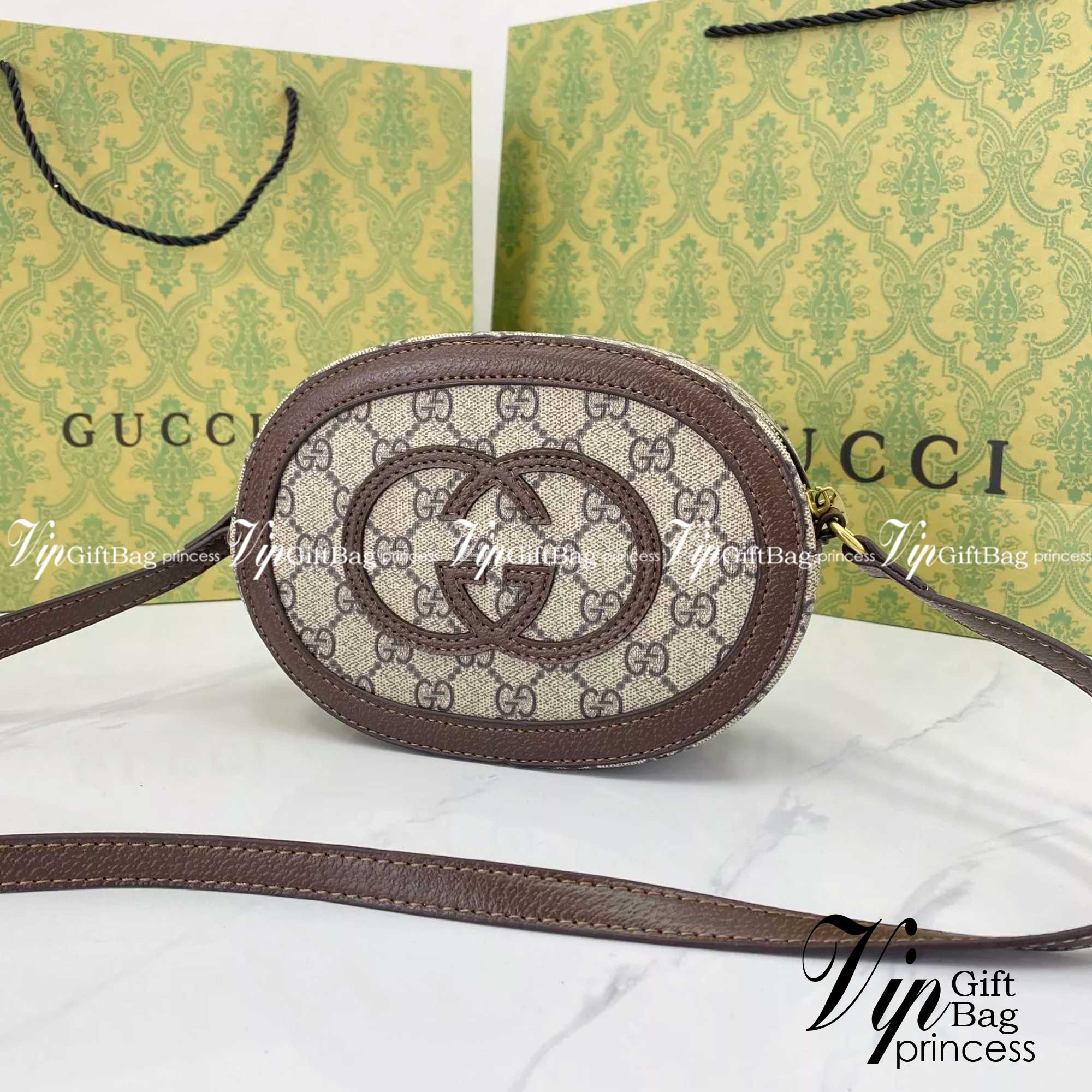 GUCCI Mini GG Round Shoulder Bag / Gucci circle bag กระเป๋าสะพายทรงกลมสุดคิ๊ว คอลเลคชั่นใหม่ น่ารักมาก วัสดุหนังแคนวาสสลับหนังแท้ เปิดปิดด้วยซิป ใส่ของจุกจิกได้เยอะสำหรับสาวสาวที่ไม่ชอบใบใหญ่ใบนี้ตอบโจทย์เลยค่ะ