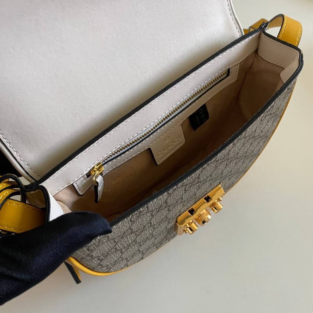 กระเป๋าสะพายคาดลำตัวรุ่นนี้โดดเด่นด้วยรูปทรงกลมสุดชิค ขนาดกะทัดรัด พร้อมด้วยหนังกระเป๋าที่ทำจากหนังแท้คุณภาพดี เพราะ Kira Chevron เป็นรุ่นที่ตอบโจทย์และครองใจสาว ๆ ได้อย่างแท้จริง เนื่องจากมีดีไซน์เรียบหรู โดยทางแบรนด์ได้ใช้เทคนิคการเย็บบนหนังเป็นลายเส้น 