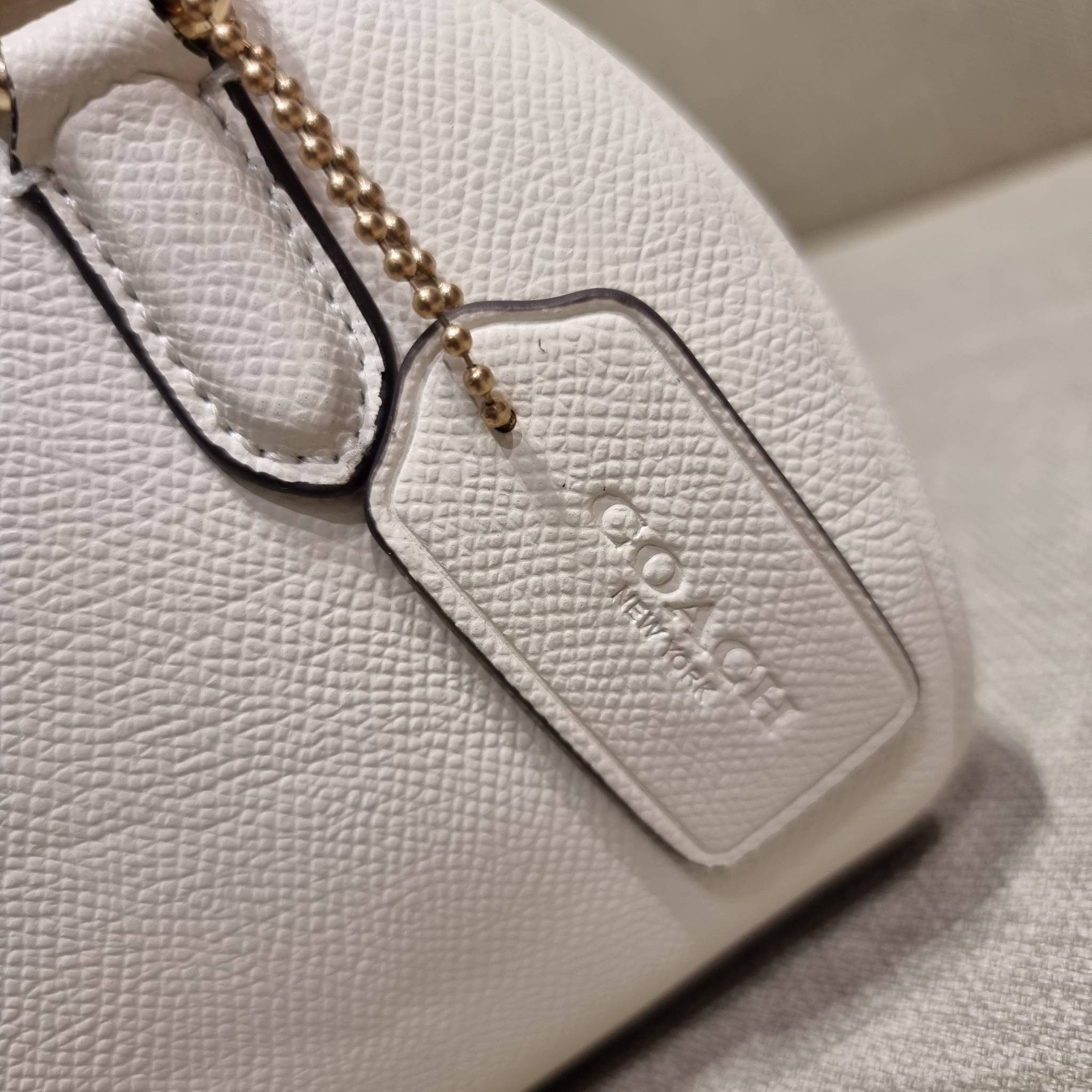 COACH SYDNEY SATCHEL BAG CA202 CA591 CB596 ใหม่ล่าสุด กับคอลที่สาวๆต้องหลงรัก กระเป๋าสะพายทรง satchel ที่มีรูปทรงดึงดูดสายตา สวยแรกเห็น วัสดุหนัง crossgrain พร้อมหูจับในตัว เปิด-ปิดด้วยซิป ภายในโล่งกว้าง ขนาดกำลังดี มีสายครอสให้ ปรับได้ตามชอบ ใบจริงลูกคุณ