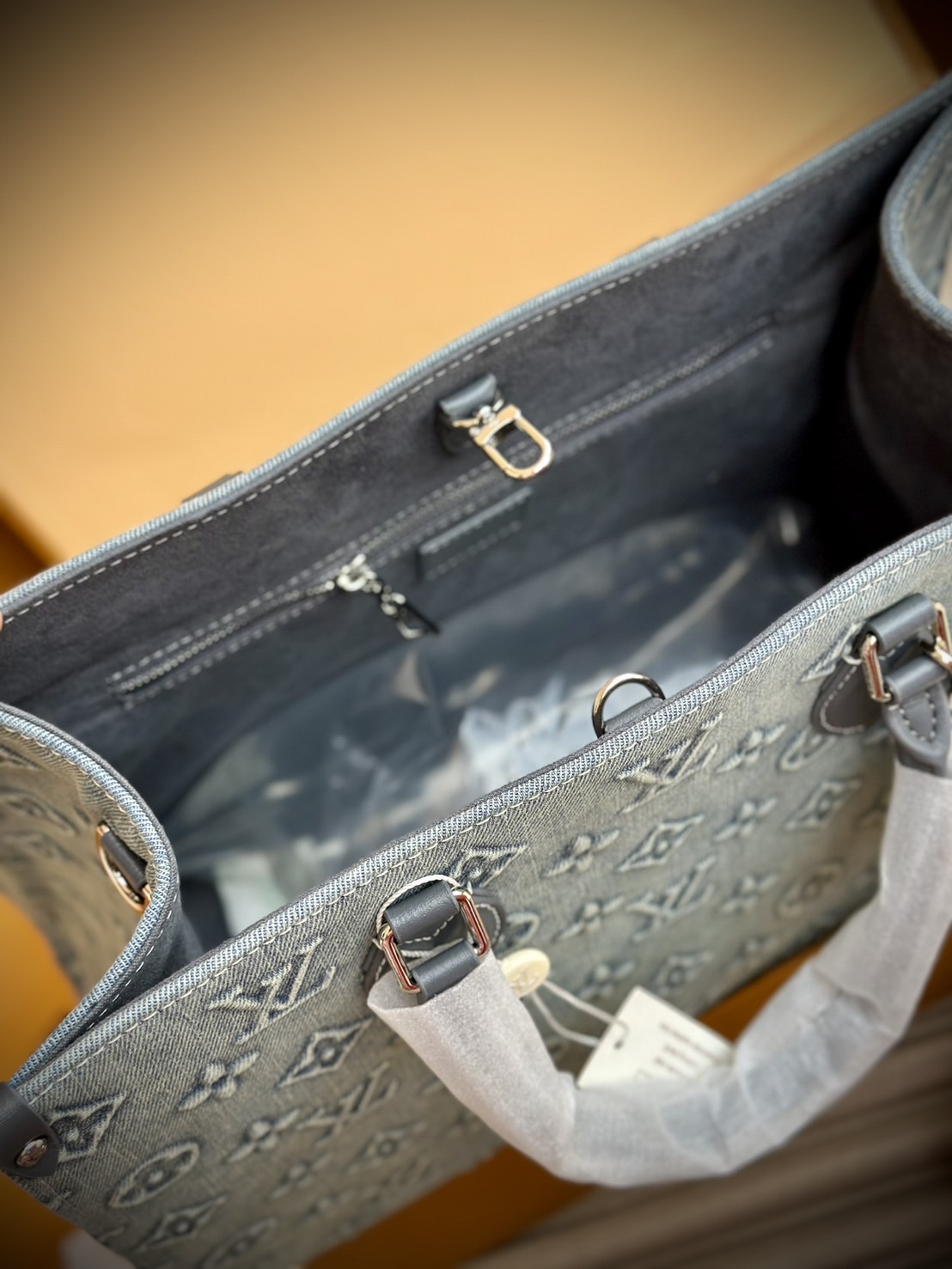 LV Onthego Denim Vintage Tote Bag กระเป๋าทรงโท้ทเดนิมสไตล์วินเทจ รุ่นใหม่ปั้มลายโมโนแกรมบนเดนิมสุดไอคอนิก ที่ใครเห็นต้องเป็นคลั่งรัก ผู้ดี หรูหราได้ทุกลุค ทุกสไตล์