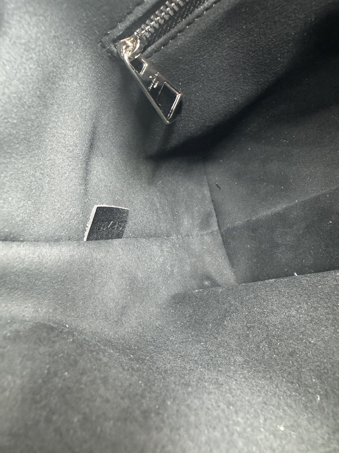 LV CarryAll Cargo PM Handbag 30cm dark allure กระเป๋าสะพาย จุของได้เยอะ เกรดออริ 1:1 ใช้งานต่างประเทศได้