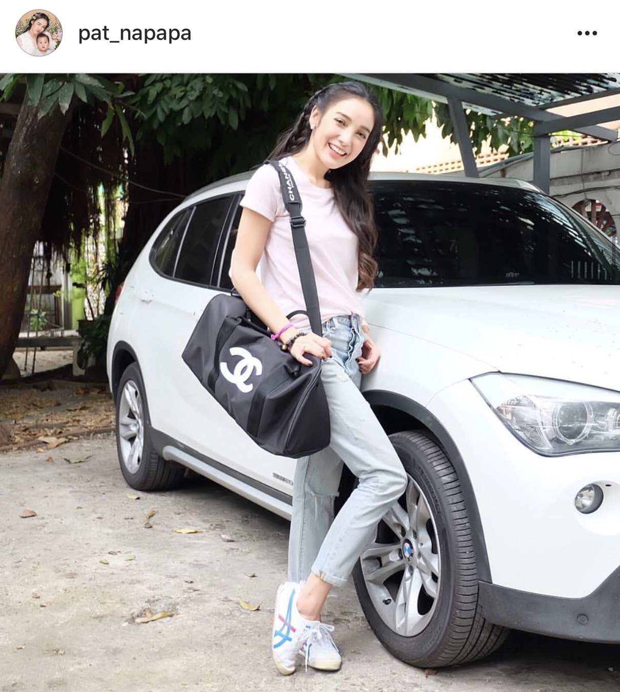 Chanel Duffel / Travel Bag กระเป๋าแบรนด์ Chanel VIP gift Bag ของแท้ 100% ใช้เป็นกระเป๋าเดินทางหรือหิ้วไปฟิตเนส ไปยิม เก๋ๆก็ได้ค่ะ หัวซิปปั้มโลโก้ ด้านในเป็นช่องกว้าง และมีอีกหนึ่งช่องซิป ทำจากผ้าหนาผิวมัน กันน้ำได้ ดูเรียบ แต่หรู มาพร้อมสายยาว ถอดสายได้ ก