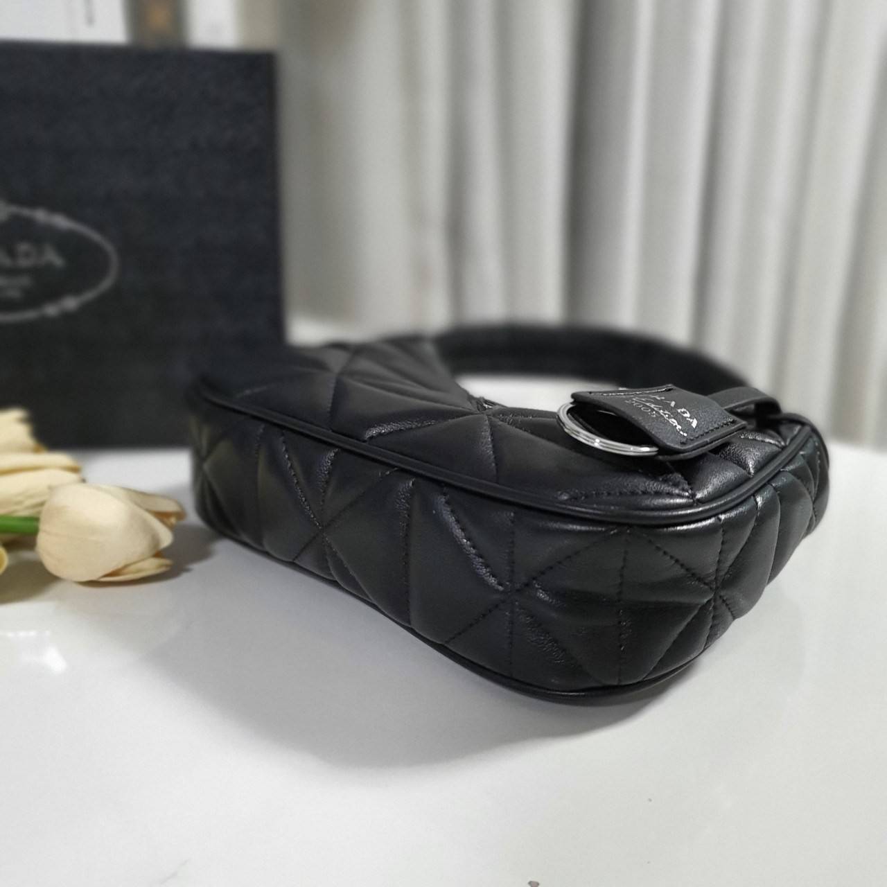 รุ่นใหม่แนะนำ!! กับงานพรีเมี่ยมกิ้ฟท์ PRADA HANDBAGS ขนาดกะทัดรัด **อะไหล่เงิน วัสดุทำจากหนัง Pu อย่างหนาลายตารางสวยหรูดูดี อยู่ทรง กันน้ำได้ หายห่วงคะ ด้านหน้ามีโลโก้แบรนด์ เปิดปิดด้วยซิป มาพร้อมสายผ้า ไม่สามารถถอดได้ ภายในบุผ้าลายPrada และป้ายโลหะแบรนด์