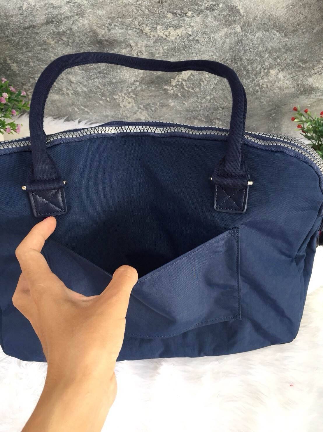 KIPLING K10210 NEAT LAPTOP BAG กระเป๋า messenger bag กระเป๋าถือและสะพาย เหมาะกับ working women เพราะสามารถถือไปทำงานได้ทุกวัน ใส่โน้ตบุ้คได้ค่ะ ใบนี้ หูยาวสามารถสะพายไหล่ได้ แถมยังมีสายยาวมาให้ด้วยค่ะ ทำให้สะดวกต่อการถือมากๆ เปิดปิดด้วยซิป โดยแบ่งเป็น 3 ช