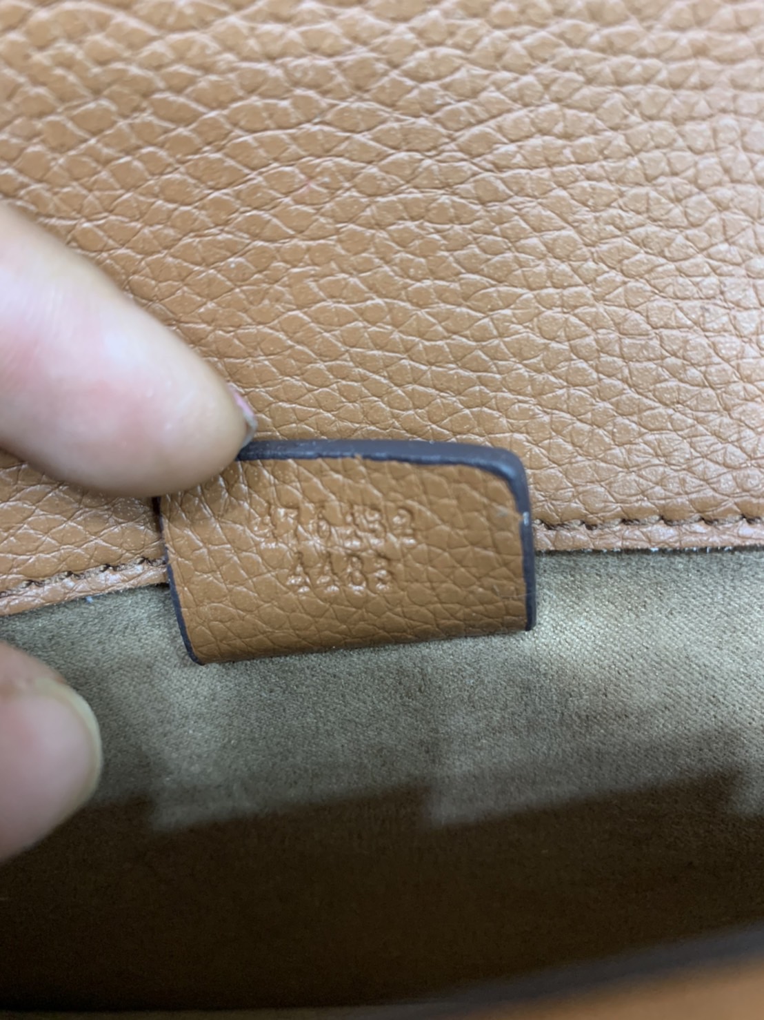 หนังแท้ GUCCI Denim Dionysus mini bag / GG Dionysus Shoulder bag / GG Denim Dionysus พร้อมส่งที่ไทย กระเป๋าสะพายข้างเดนิมสีเข้มสลับหนังแท้สีน้ำตาลงาช้าง เกรดหนังคุณภาพดียิ่งใช้หนังยิ่งสวย โทนสีน่าใช้มากก มาในดีไซน์คลาสสิคเรียบหรูเข้ากับทุกลุ๊คแบบไม่มีเอ้า