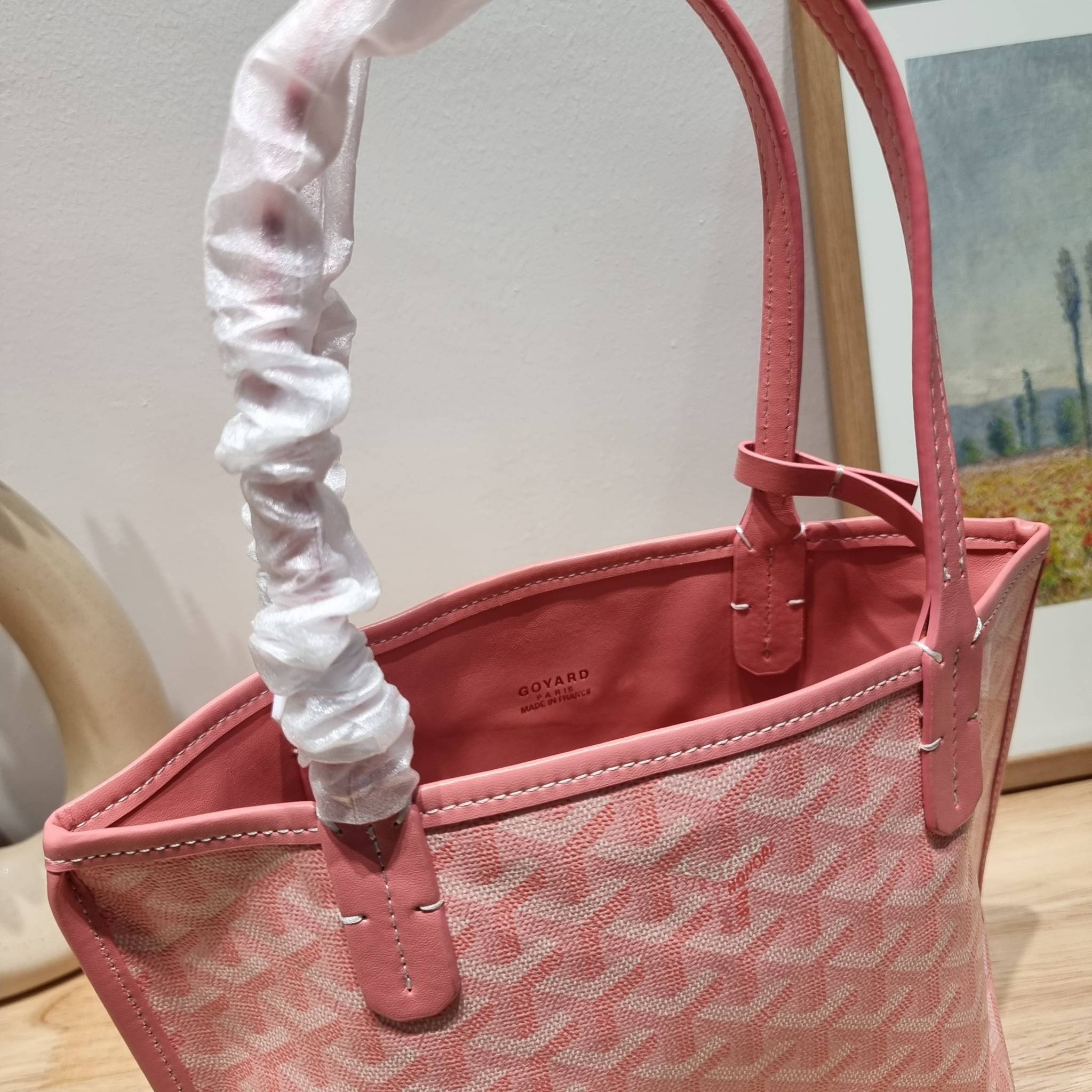 GOYARD MINI ANJOU REVERSIBLE TOTE ฮอตไอเท็ม กับกระเป๋าสะพายทรงโท้ท ไซส์มินิ กะทัดรัดมาก มาครบสีขายดี เลิศทุกสี รูปทรงคลาสสิค ดีไซน์เป็นเอกลักษณ์ ใช้งานได้หลากหลาย สามารถกลับด้านใช้ได้แบบไม่มีเบื่อ