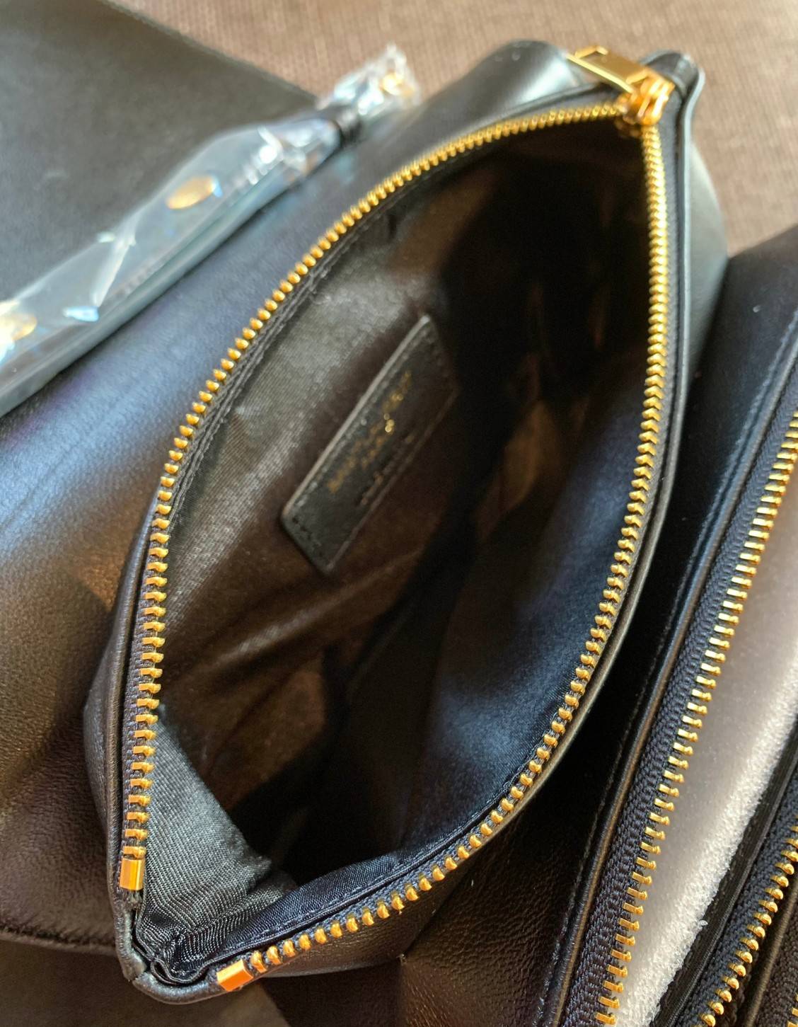 Yves Saint Laurent Shoulder Bag//Clutch Bag พร้อมส่งที่ไทย ทันใช้สงกรานต์นี้กันค่าา! กระเป๋าสะพายข้าง หรือสามารถทบสายเป็นสายคู่เป็นแบบคล้องไหล่ได้และสามารถถอดสายออกถือแบบคลัทออกงานก็ยิ่งสวยโดดเด่นมากๆเลยค่ะ หนังแท้อย่างดี หนังนิ่มน่าใช้ หลงไหลน้องแน่นอนค่