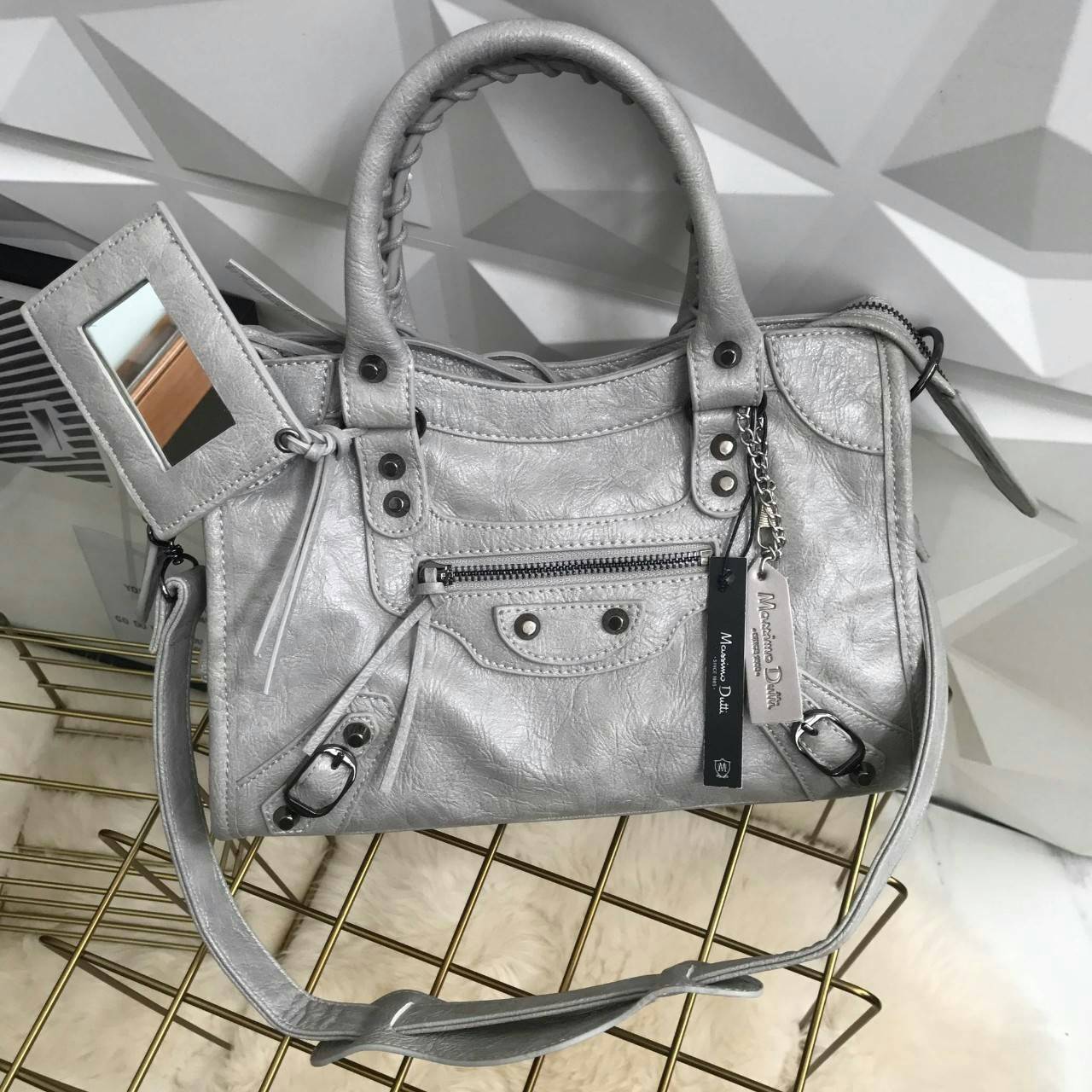 Massimo Dutti Classy Crossbody Bag กระเป๋าทรงสุด ฮิตจาก Massimo Dutti ขนาด mini จะถือ, สะพายสะพายไหล่ หรือสะพาย crossbody ได้หมดค่ะ หนังเงาสวยนิ่มมือรับประกันเลย ภายในแบ่งช่องเป็นสัดส่วน น้ำหนักเบา จุของได้คุ้ม มาพร้อมกับสายยาวให้ ใบนี้ใช้ได้ ทุกโอกาสจริง