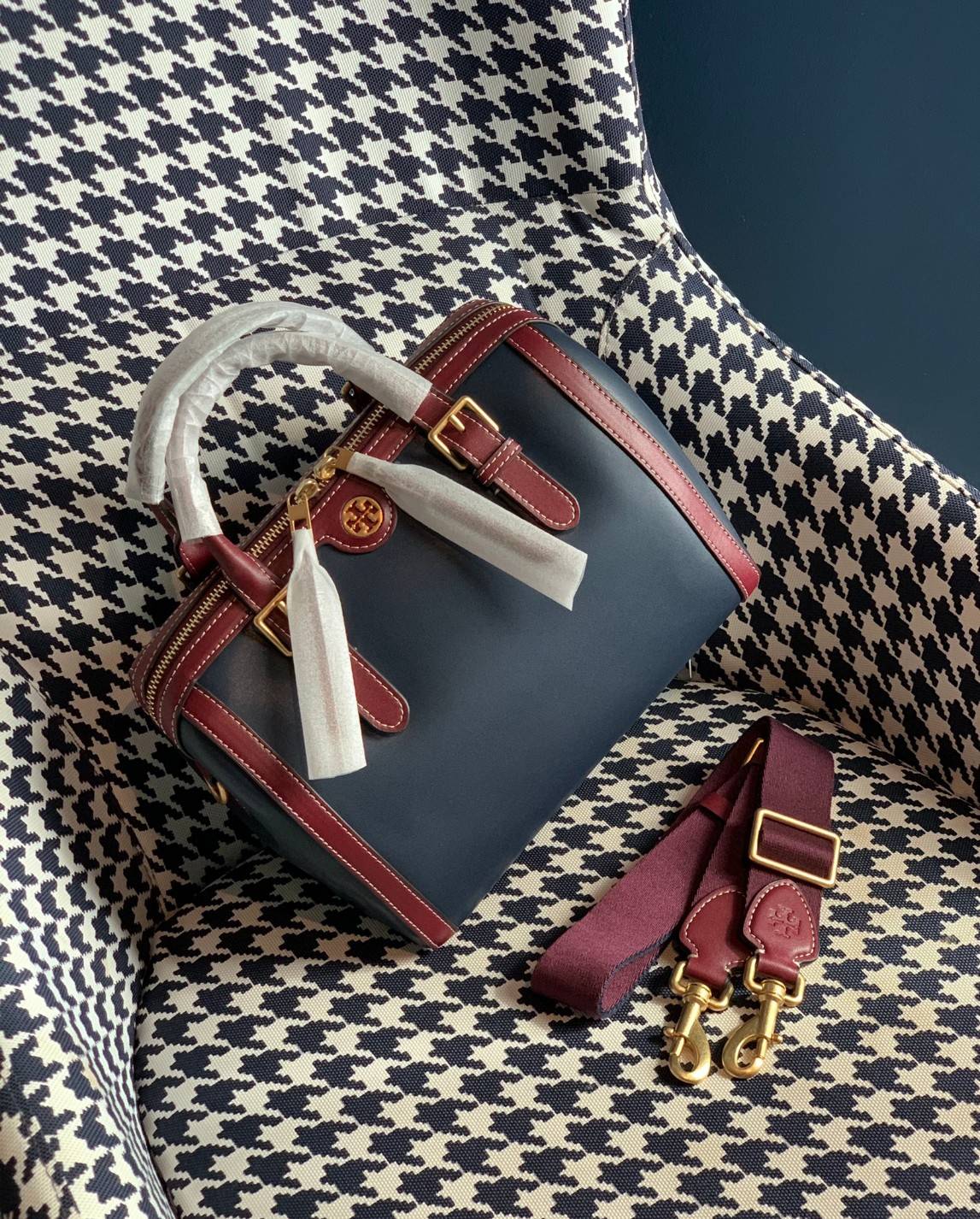 TORY BURCH T Monogram Color-block Barrel Duffle พร้อมส่งที่ไทย สวยก่อนใคร ใบใหญ่ ใส่จุไปเลยจ้าา😘 ✔️กระเป๋าทรงหมอน วัสดุหนังแท้ชั้นดีที่สุด หนังเรียบนิ่มสวย ✔️เปิดปิดกระเป๋าด้วยซิปคู่แบบมีหนังห้อย ภายในกว้างมากสำหรับไซด์นี้ หายห่วงไปเ