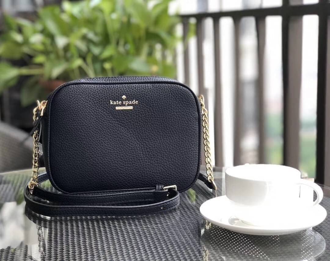 ของแท้ 💯% Kate spade New York mini shoulder bag กระเป๋าสะพายหนังนิ่ม สวยอยู่ทรง ด้านหน้าประดับโลโก้แบรนด์ อะไหล่ทอง น้ำหนักเบา มี2ช่องซิป แยกเป็นสัดส่วน ภายในมีช่องซิป 1 ช่อง และช่องใส่ของจุกจิก 1ช่อง จุของได้เยอะ สายสะพายปรับระดับได้ค่ะ