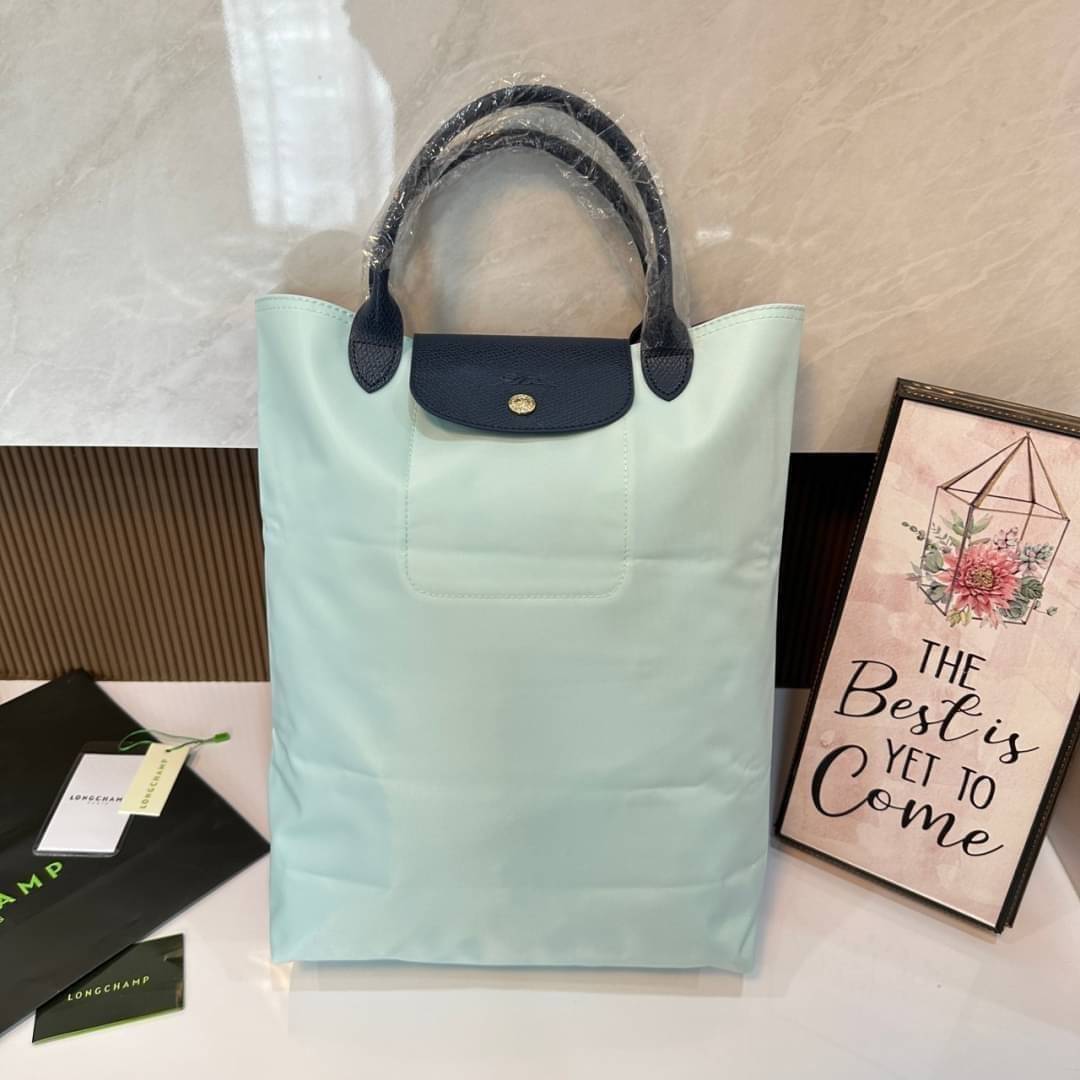 LONGCHAMP LE PLIAGE RE-PLAY TOP HANDLE BAG สินค้ารุ่นลิมิเต็ด collection สุดปัง ซื้อใบเดียวเหมือนได้2 ใบ กระเป๋าสะพายแนวตั้งที่กว้างขวาง มีเอกลักษณ์เฉพาะตัวแต่มีดีไซน์ที่น่าดึงดูด