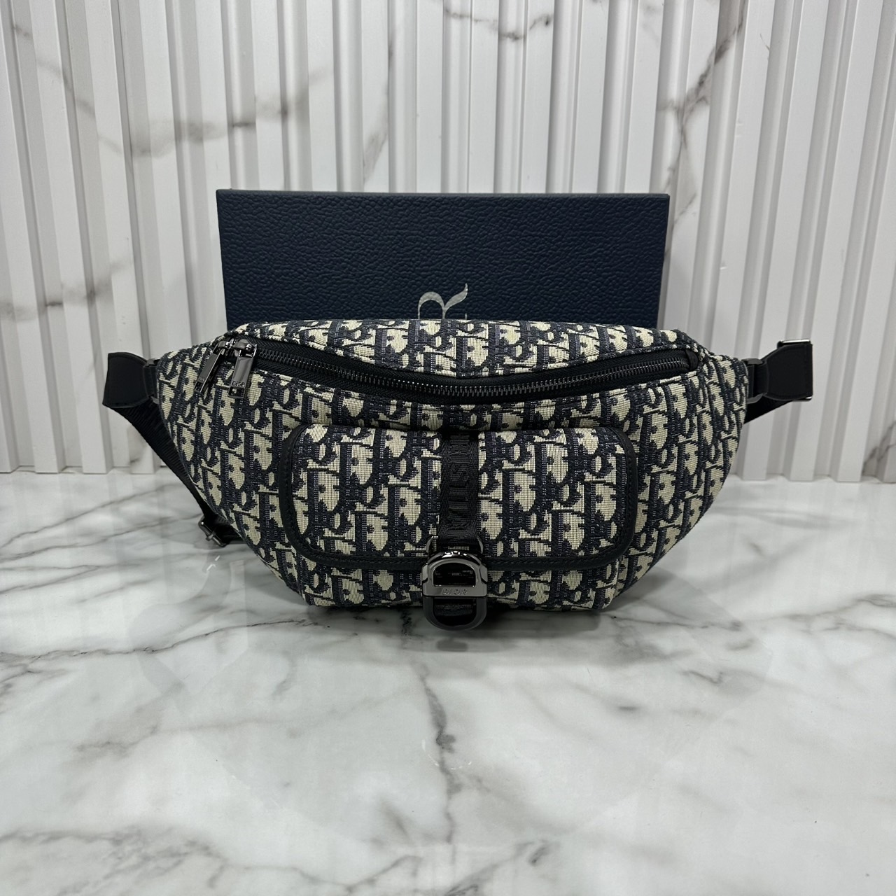 DIOR 8 waist bag Oblique jacquard fabric กระเป๋าสะพายคาดอก เอกลักษณ์ทอผ้าแจ็คการ์ดอย่างดี สวยสง่างามเหนือกาลเวลา มีไว้ไม่มีเอาท์ ท่านชายควรมีมากค่ะ