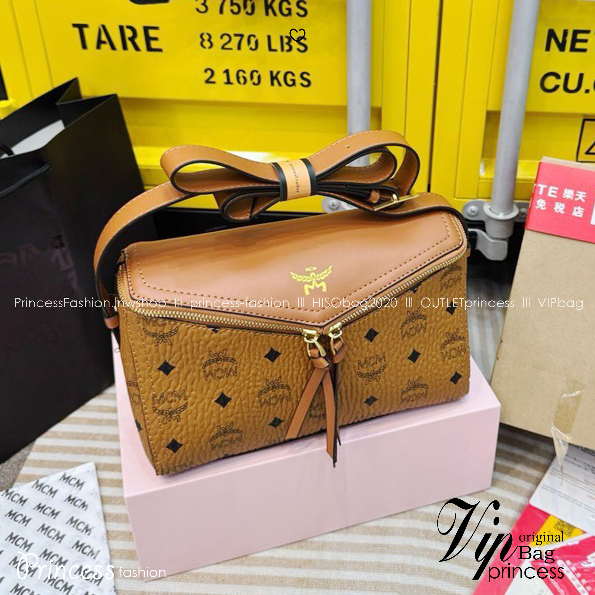 M.C.M Diamant 3D Shoulder Bag in Visetos Leather Mix ดีไซน์ใหม่ กับคอลเลคชั่นสุดปัง สวยหรูในแบบฉบับคนมีสไตล์ ขนาดกำลังดั สะพายง่าย ใช้งานสะดวกคล่องตัว รูปทรงแปลกใหม่มีความเหลี่ยมมุมเหมือนเพชร