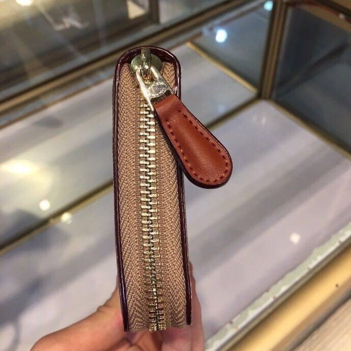 ของแท้ COACH Accordion Zip Wallet in Signature Coated Canvas with Leather กระเป๋าสตางค์ใบยาว เปิด-ปิดกระเป๋าด้วยซิปรอบ ด้านในมีช่องใส่บัตร ช่องใส่ธนบัตร และช่องซิปใส่เหรียญค่ะ ถือไปไหนก็ได้รอบโลกค่ะ
