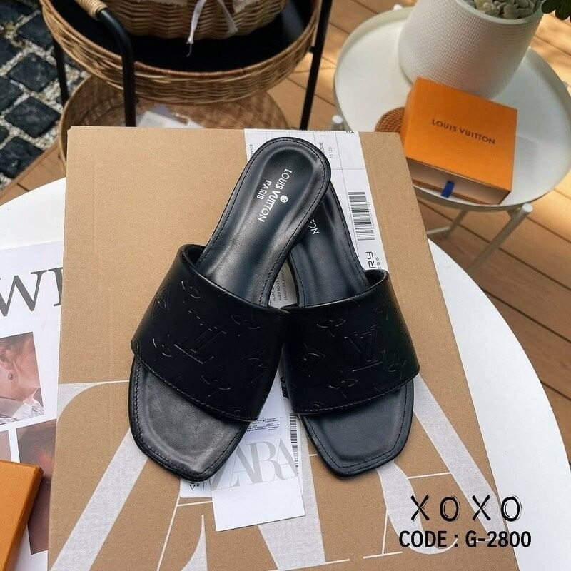 Louis Vuitton งานสวม งานปั๊มลึก โลโก้แบรนด์ มีส้นเล็กน้อยกำลังใส่สบาย งานชนช้อป ตอยนี้เลยคะ วัสดุหนังนุ่ม