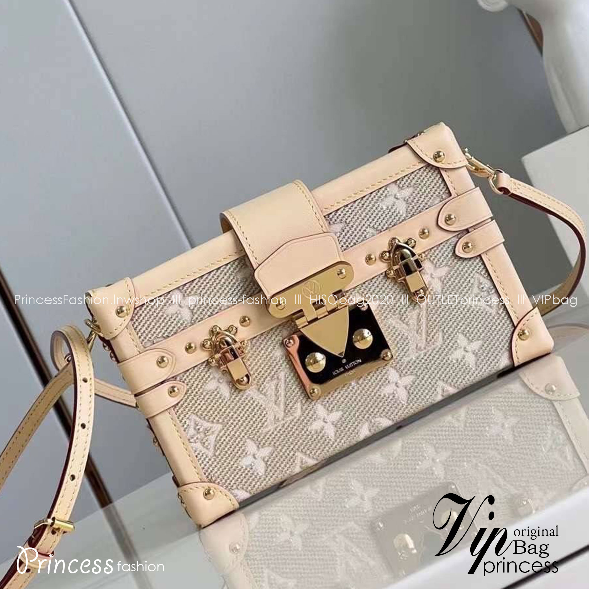 LV Petite Malle handbag soft beige color with golden reflections เกรดท็อปออริจินอล มีความละเอียดของเนื้องานมากที่สุด ปราณีตตรงปกทุกใบ ใช้สลับของแท้ได้ ใช้งานต่างประเทศได้ เข้าออกผ่านทุก ตม. สุดยอดเดอะเบสท์ไอเท็ม สวยหรู ผู้ดี หรูหรา ดูแพงมาแต่ไกล