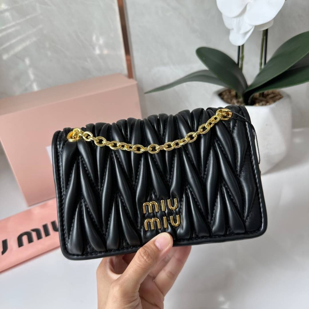 Miu Miu Matelassé Nappa Leather Mini Bag / Miu Miu Woman’S Bag Chain Mini bag กระเป๋ามินิรูปทรงสี่เหลี่ยมวัสดุหนังNappa มีความนุ่มมือและเงางาม