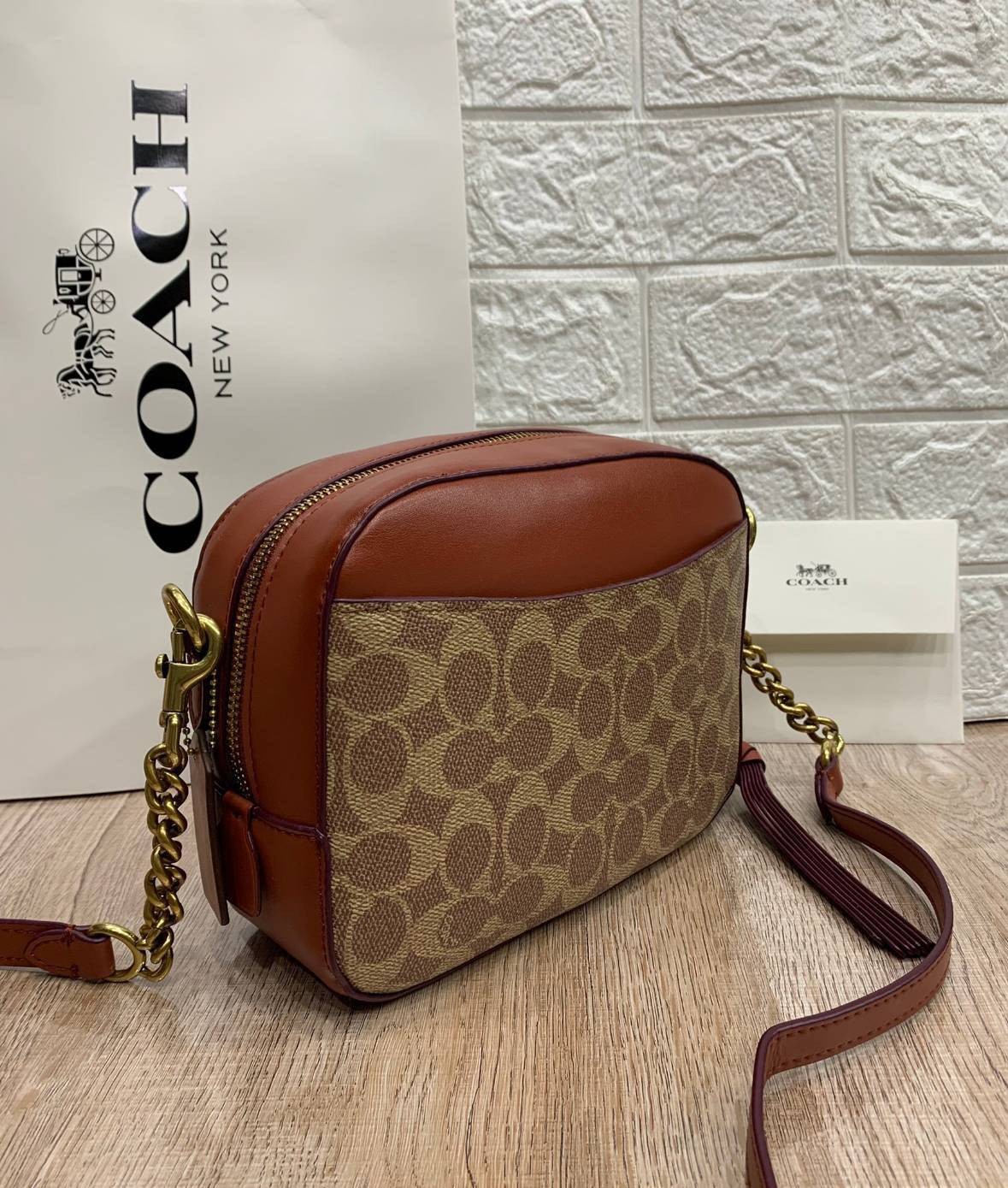 สินค้าขายดี พร้อมสีใหม่ 3สี ในไทยยังไม่มีค่ะ !! COACH SIGNATURE CROSSBODY BOX BAG ((F31208)) กระเป๋าสะพายวัสดุหนังแท้ จาก coach factory outlet หนังนิ่ม ทรงสวย ตัวกระเป๋าลายแบรนด์ ตัดขอบหนังเรียบได้สวยงามค่ะ ด้านหน้า-หลัง มีช่องสำหรับใส่ของ เปิดปิดกระเป๋าแ