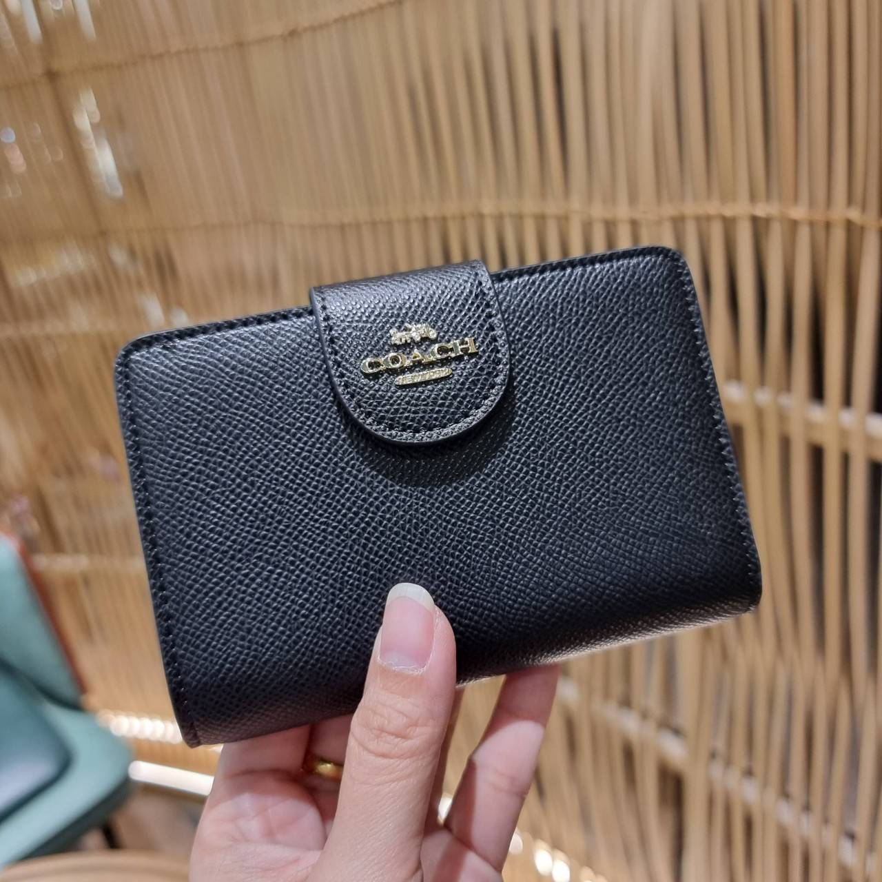 COACH 6390 MEDIUM CORNER ZIP WALLET เดอะเบสท์รุ่นที่สาวๆตามหา!! ดีไซน์ใหม่ สวยสะกด!! กระเป๋าสตางค์ใบกลาง สีคลาสสิค เรียบแต่แฝงความหรู บอกเลยว่ามันละมุนมาก!! ด้วยวัสดุหนัง crossgrain ที่ดูแลรักษาง่าย และยังดูผู้ดี ถือใช้แล้วขับผิวทุกสี ภายในมีช่องใส่บัตรแล