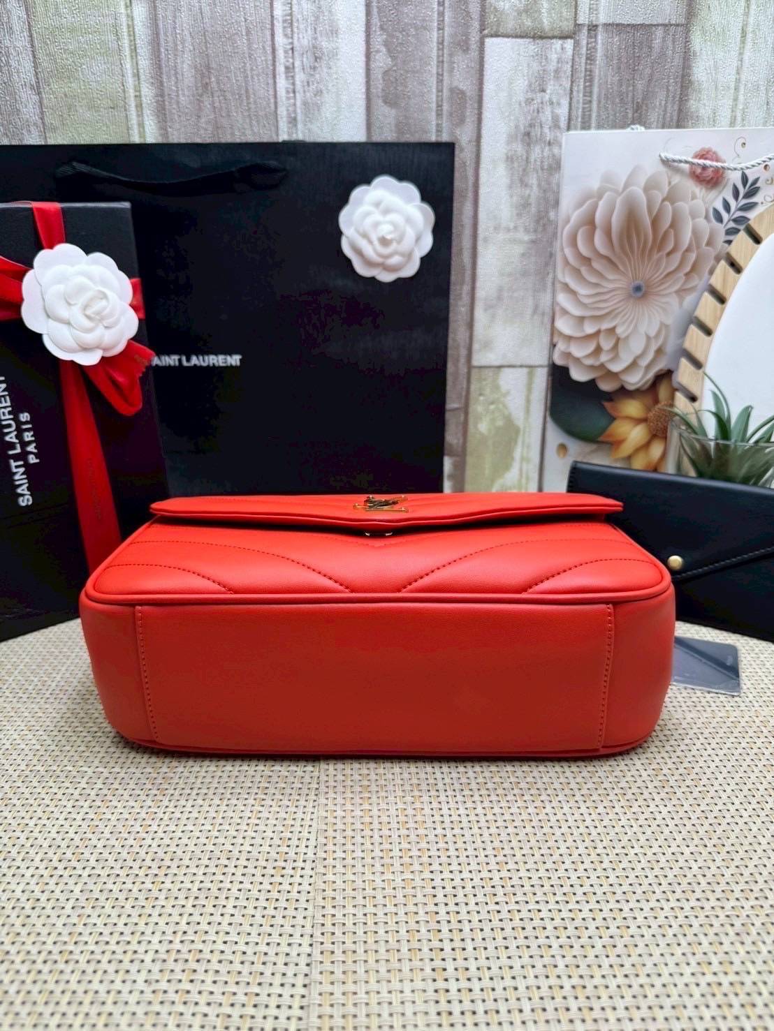 ORI หนังแท้ | 28cm YSL LOULOU medium in MATELASSÉ กระเป๋าสะพายสายโซ่าีทองหรูหรา งานหนังแท้เนื้อนุ่มตะเข็บเย็บลายเชฟรอนสวยหรูโดดเด่นเป็นเอกลักษณ์ 🤍 เกรดออริจินอล หนังแท้