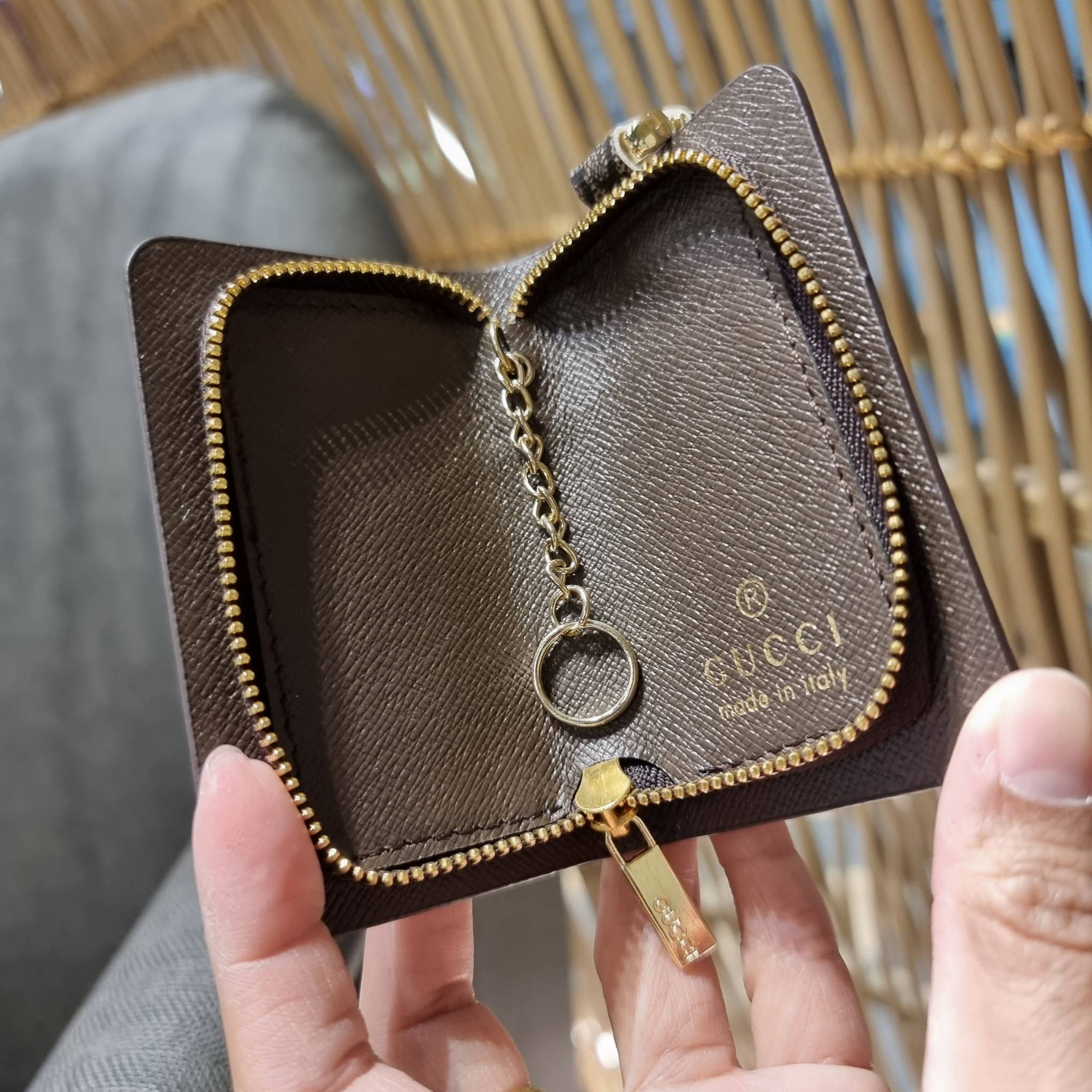 VIP 】SUPER EXCLUSIVE GC GWP KEY FOB WITH GIFT BOX 🎊🐯🐍 ต้อนรับปีแห่งความปัง!! กระเป๋าเก็บกุญแจรุ่นพิเศษ!! เอ็กซ์คลูซีฟมาก!! วัสดุหนังแคนวาส ปั๊มลายคมสวย!! เปิด-ปิดด้วยซิปปั๊มแบรนด์ มีหัวพวงกุญแจห้อย สำหรับเกี่ยวเข้ากับกระเป๋าใบใหญ่