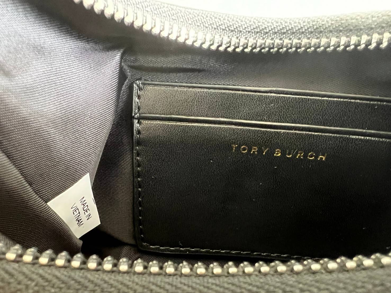 TORY BURCH handbag / TORY BURCH shoulder bag พร้อมส่งที่ไทย Tory Burch 151 Mercer Small Crescent Bag กระเป๋าถือหรือสะพายไหล่ วัสดุNylon อะไหล่เงิน น้ำหนักเบา พกพาสะดวก ใส่โทรศัพท์ iIphone+ ได้ ด้านในโล่งมีช่องเล็กใส่บัตร 2 ช่อง มาพร้อมสายสั้น สายหนัง+สายโ