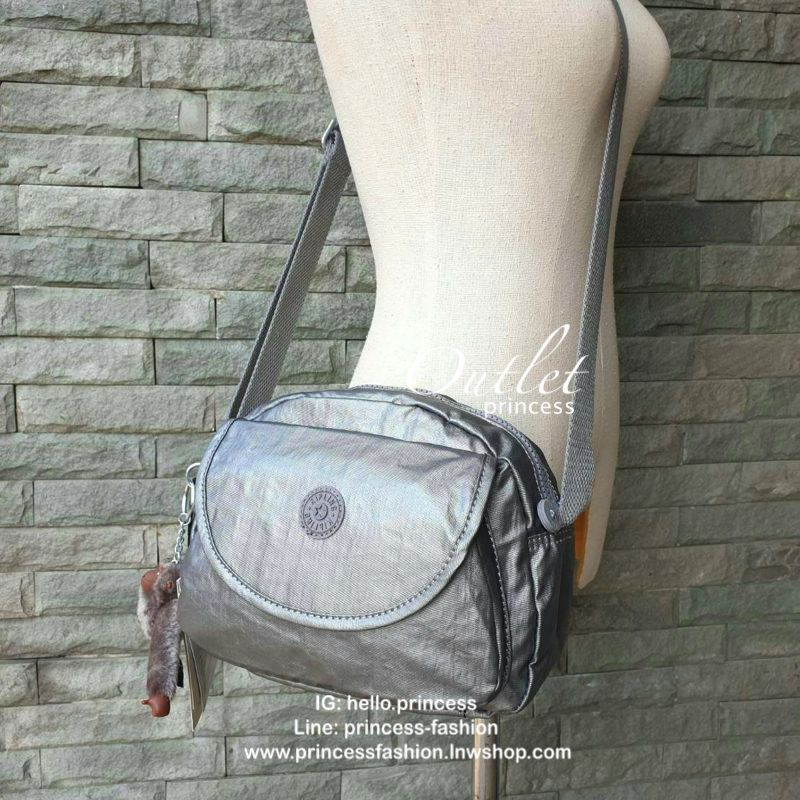 Kipling nylon shoulder bag รุ่น ( K15313 ) >>พร้อมส่งค่ะกระเป๋าสะพายข้างรุ่นใหม่ล่าสุด วัสดุไนล่อน กันน้ำ บุด้วยนวมที่ฐานกระเป๋าเพิ่มความนุ่ม >>รูปทรงสวย ขนาดกระทัดรัด มีช่องกระเป๋าด้านหน้าใส่ของจุกจิกหนึ่งช่อง >>มีช่องซิปหลักนะค่ะ ด้านใ