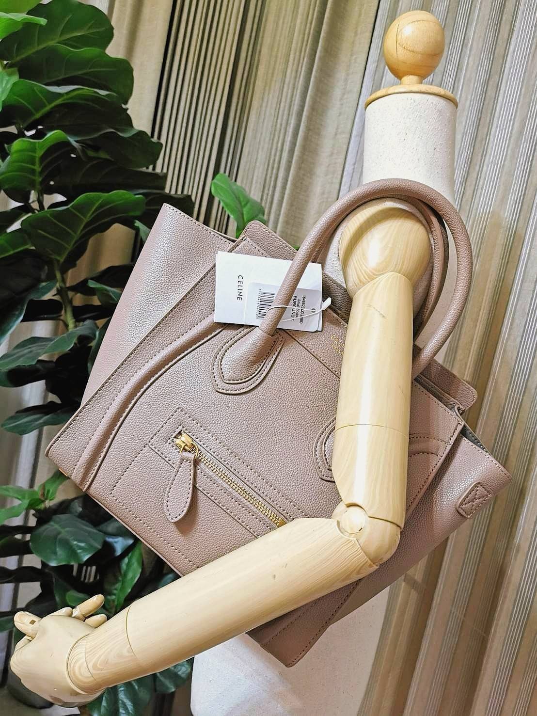 VIP 🥂 Celine Nano Luggage Desert Rose / CELINE HANDLE BAG GIFT วัสดุหนังแท้ Calf Skin มาในดีไซน์สุดหรูยอดนิยมหนังนิ่มหอมขึ้นเทคเจอร์สวยอยู่ทรง เปิดปิดด้วยซิปสะดวกใช้ ด้านหน้ามีโลโก้แบรนด์ ภายในโล่งกว้างและจุ มีช่องซิปและช่องPocketใส่มือถือของใช้ได
