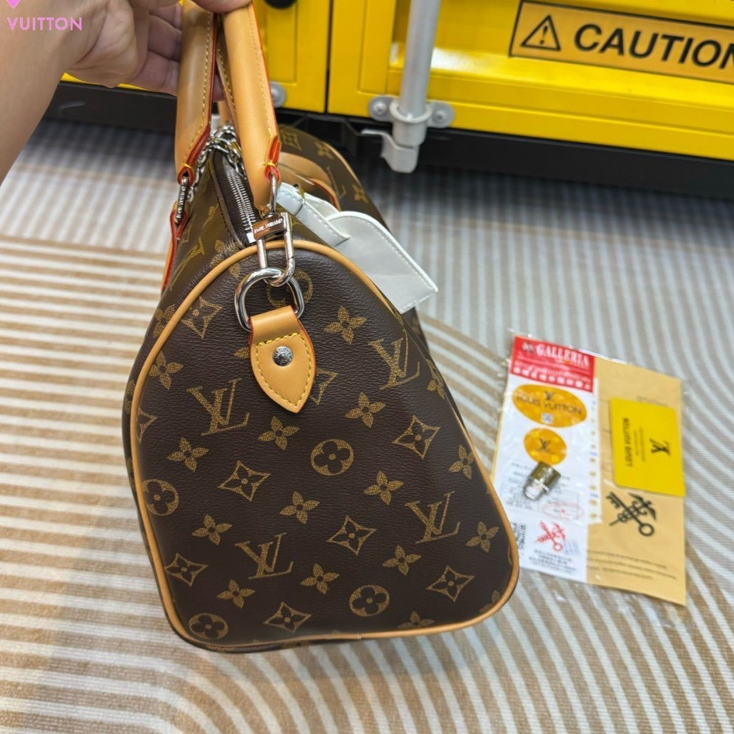 LV Speedy Soft 30 Crafty Bag กระเป๋าทรงหมอน รุ่นท็อปฮิตใบใหญ่จุของได้เยอะ มี 2 แบบให้เลือก รุ่นป้ายแท็ก PRS และ I Love LV ดีไซน์ใหม่ต้อนรับฤดูกาลท่องเที่ยว โดดเด่นด้วยการตกแต่งลายพิมพ์ซิกเนเจอร์ และป้ายแท็กหนังสุดเก๋